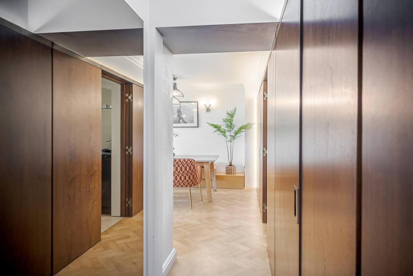 Modern Knightsbridge Apartment With Balcony Overlooking Harrods Prime Location Londen Buitenkant foto