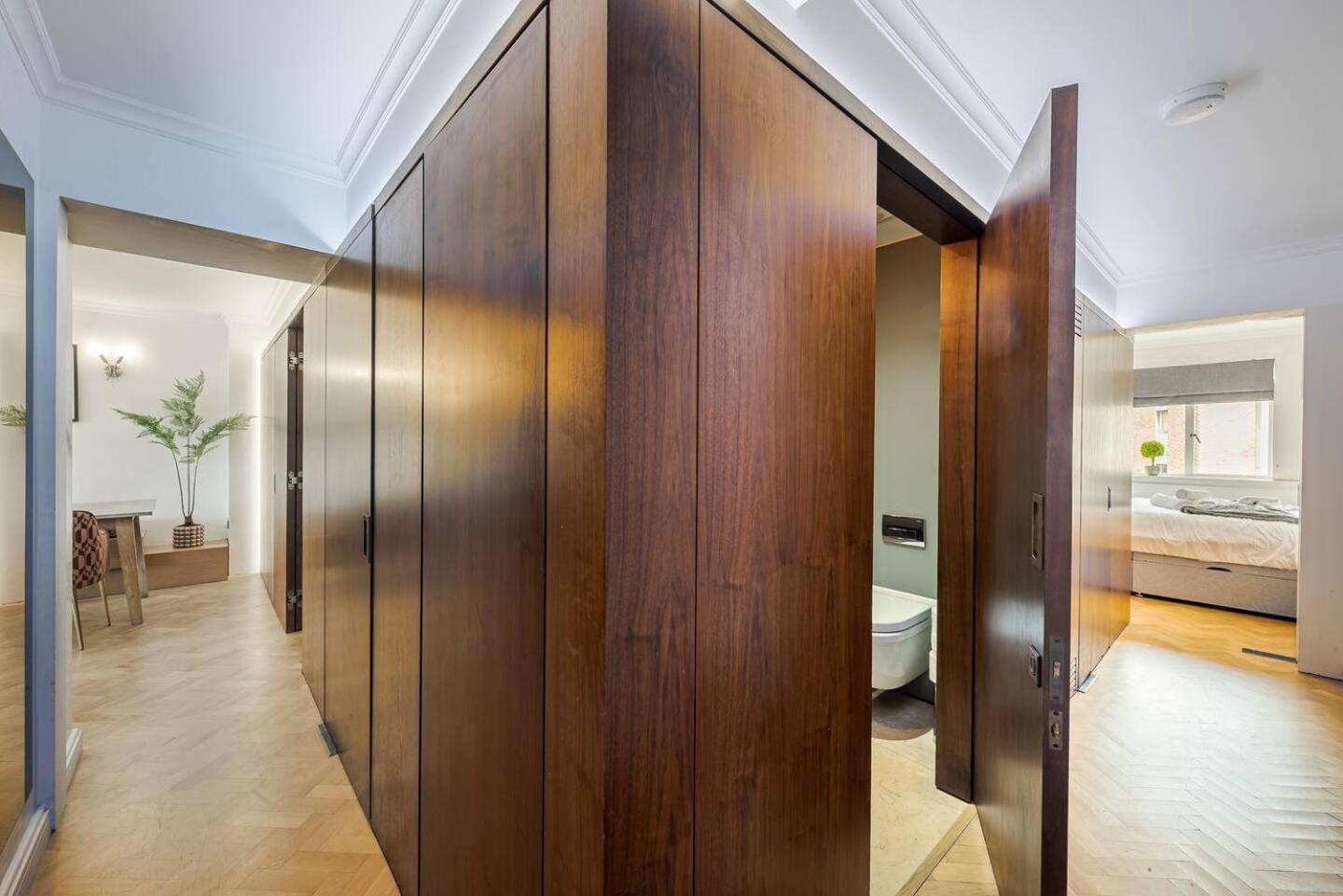Modern Knightsbridge Apartment With Balcony Overlooking Harrods Prime Location Londen Buitenkant foto