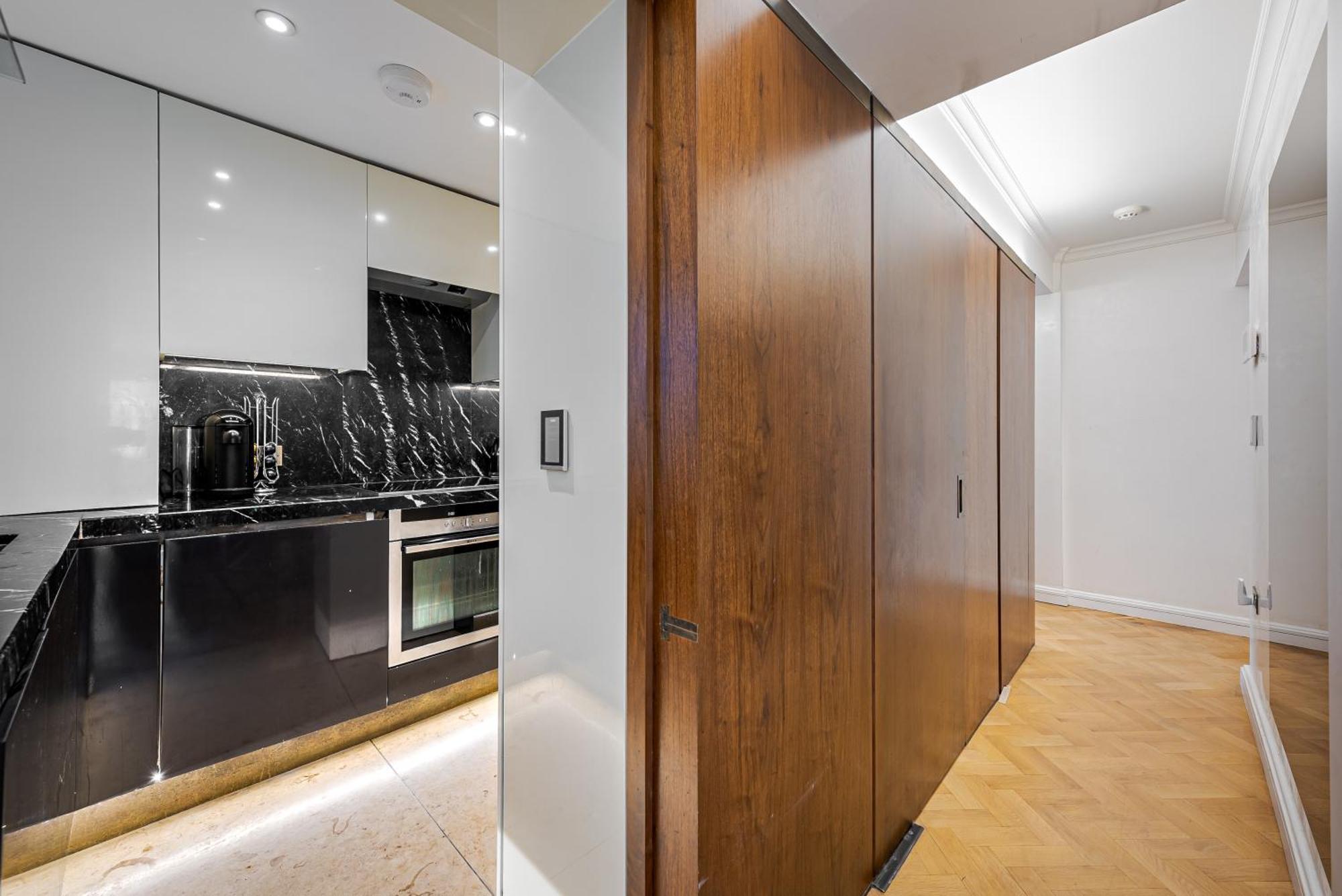 Modern Knightsbridge Apartment With Balcony Overlooking Harrods Prime Location Londen Buitenkant foto