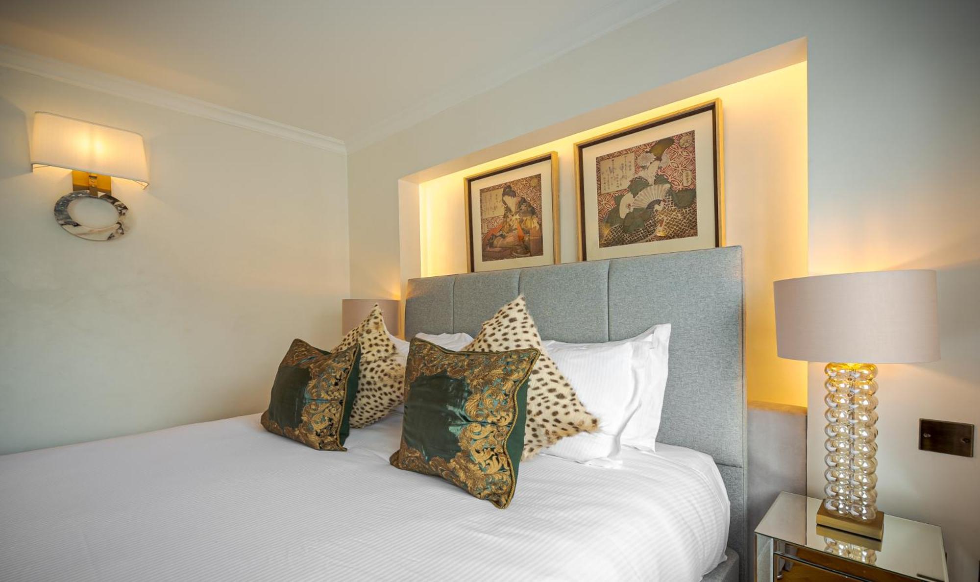 Modern Knightsbridge Apartment With Balcony Overlooking Harrods Prime Location Londen Buitenkant foto