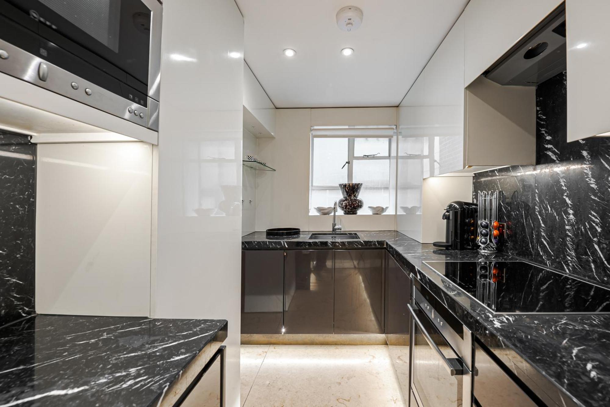 Modern Knightsbridge Apartment With Balcony Overlooking Harrods Prime Location Londen Buitenkant foto