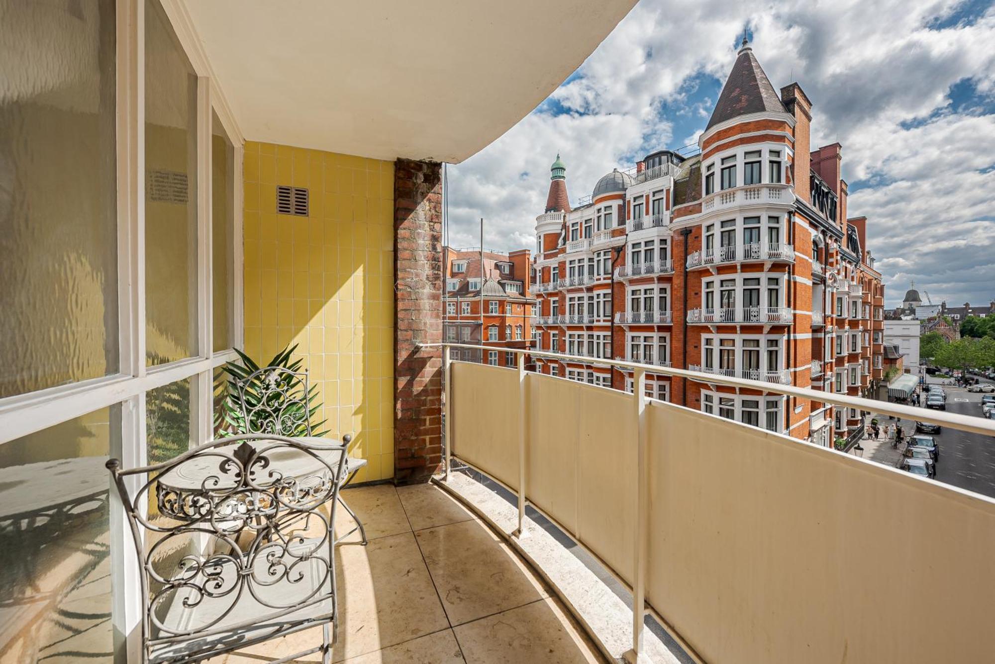 Modern Knightsbridge Apartment With Balcony Overlooking Harrods Prime Location Londen Buitenkant foto