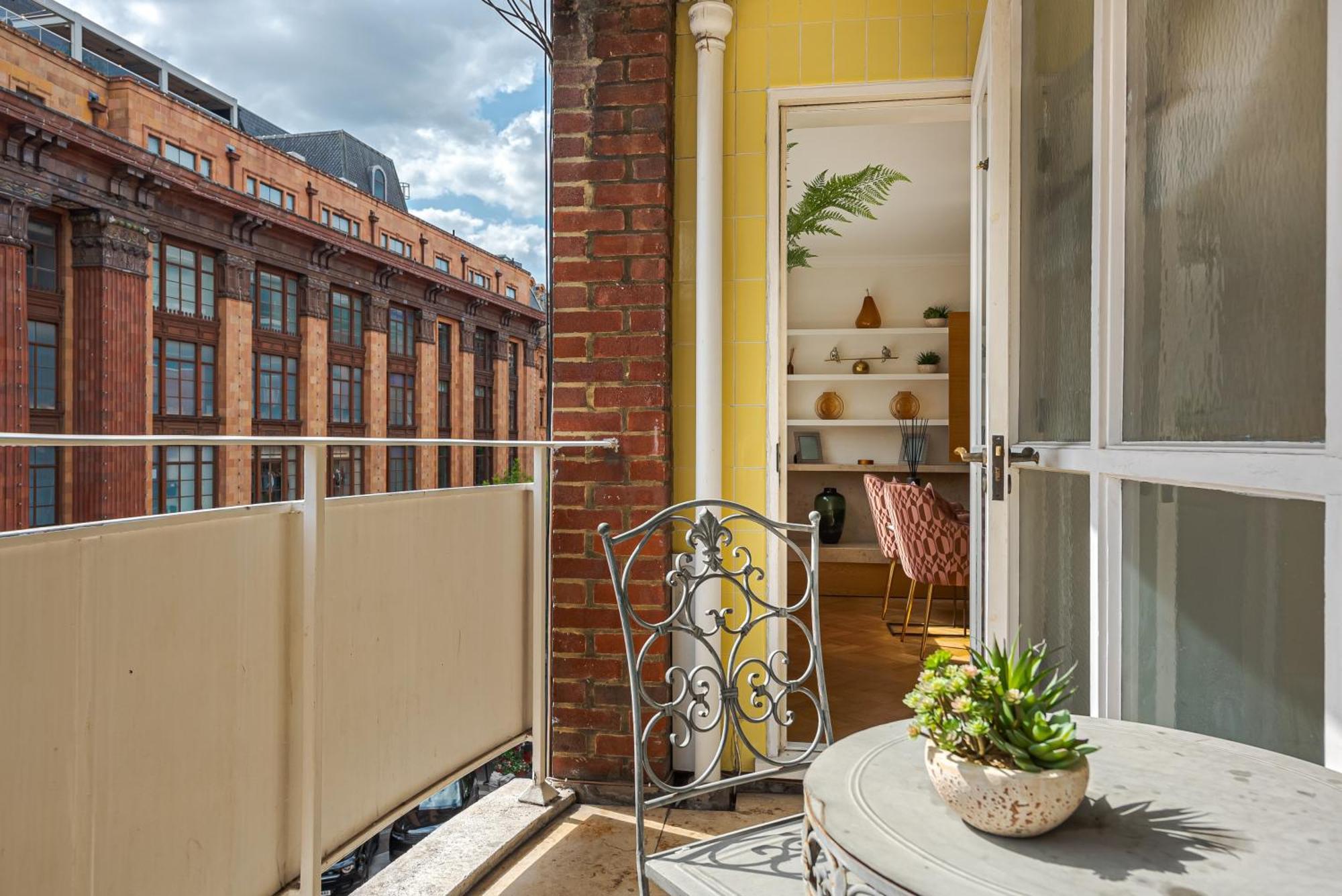Modern Knightsbridge Apartment With Balcony Overlooking Harrods Prime Location Londen Buitenkant foto