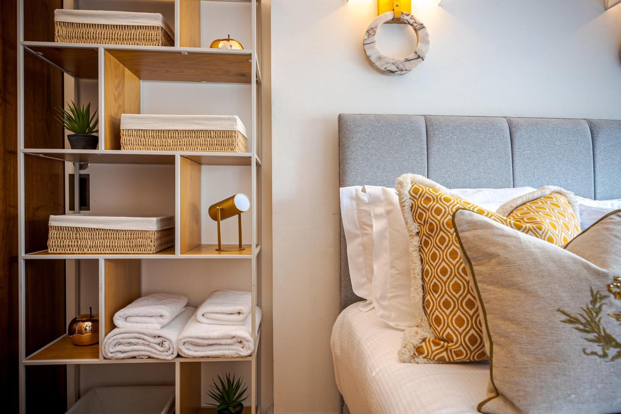 Modern Knightsbridge Apartment With Balcony Overlooking Harrods Prime Location Londen Buitenkant foto