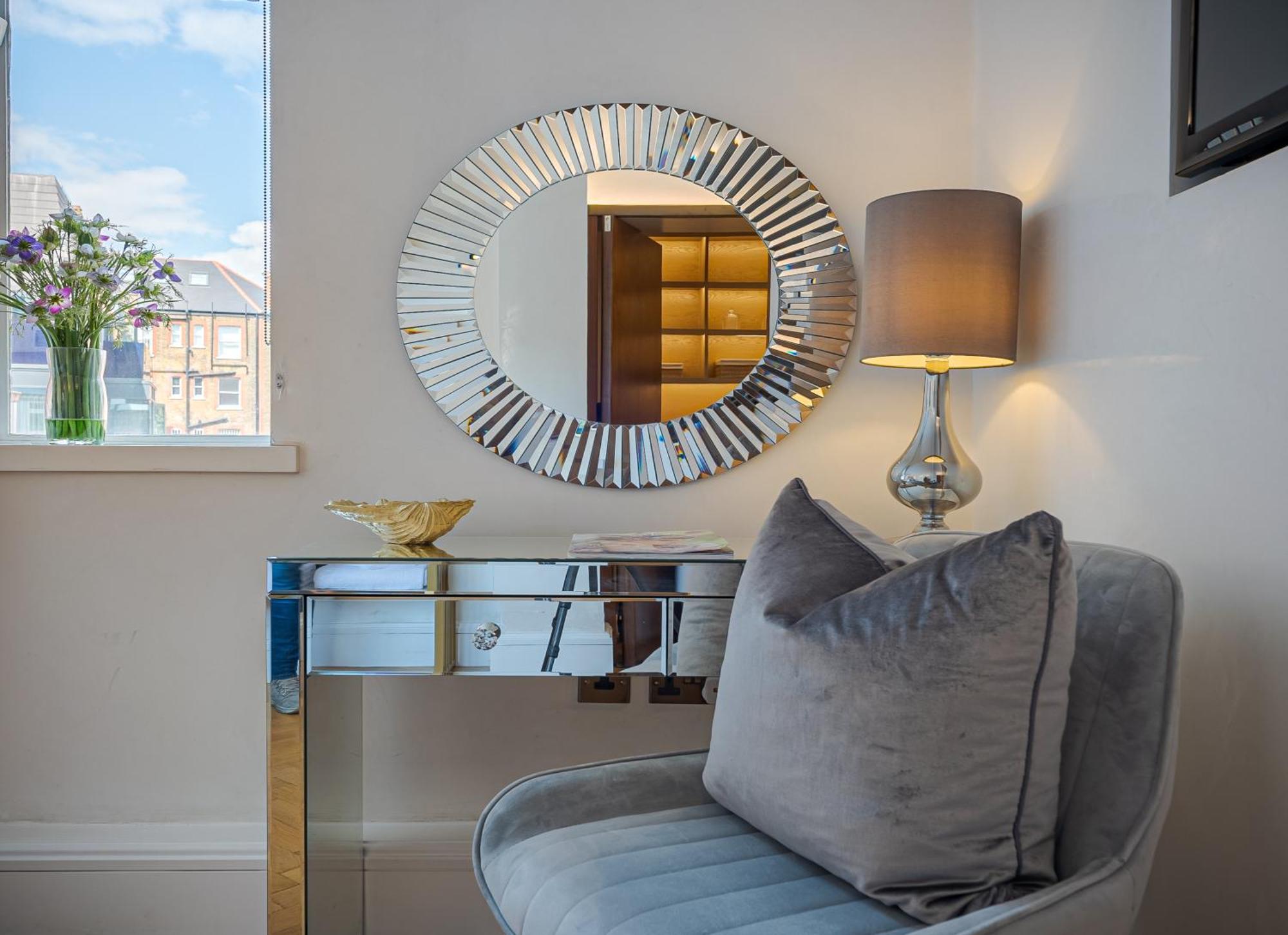 Modern Knightsbridge Apartment With Balcony Overlooking Harrods Prime Location Londen Buitenkant foto