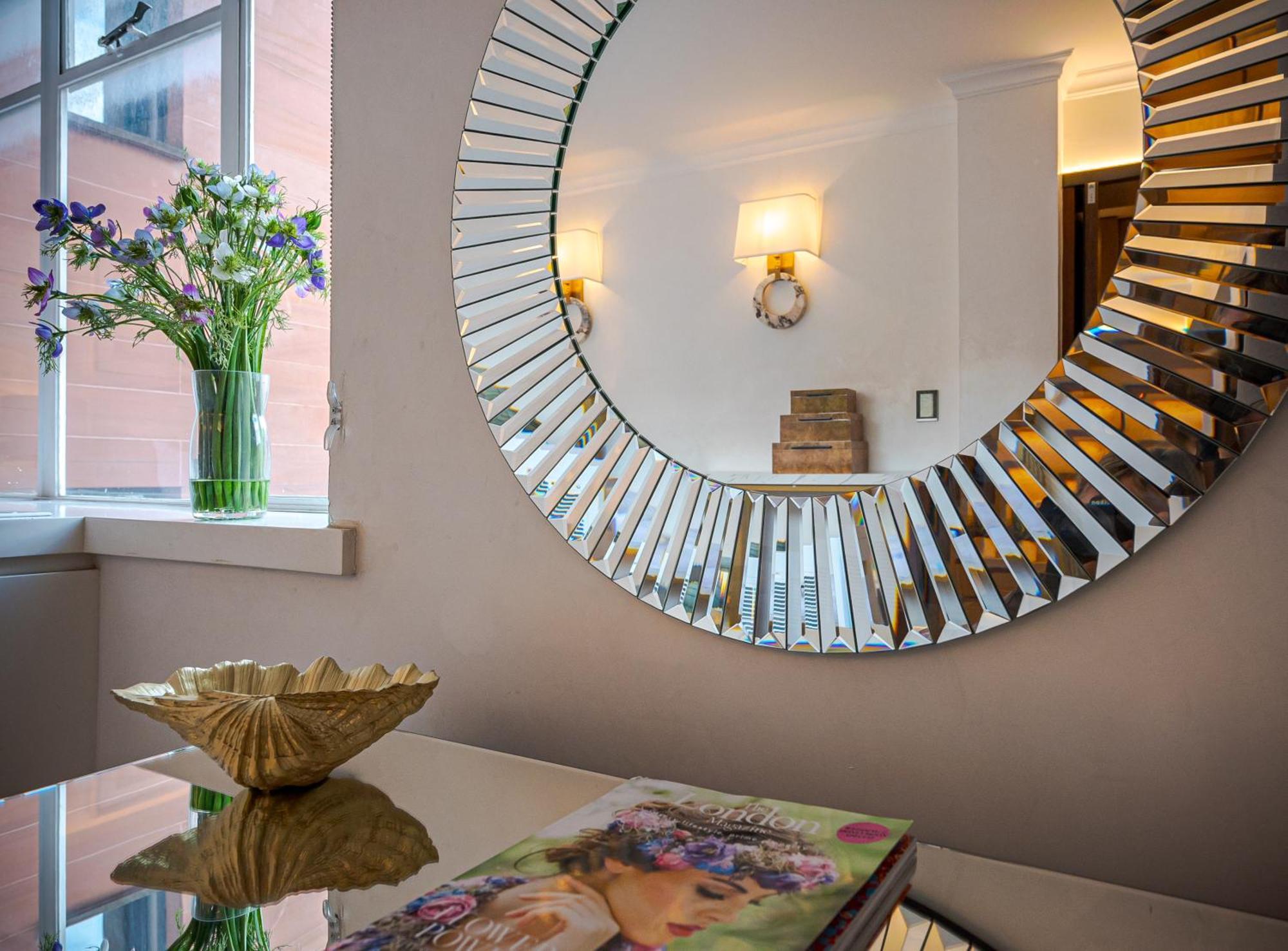 Modern Knightsbridge Apartment With Balcony Overlooking Harrods Prime Location Londen Buitenkant foto