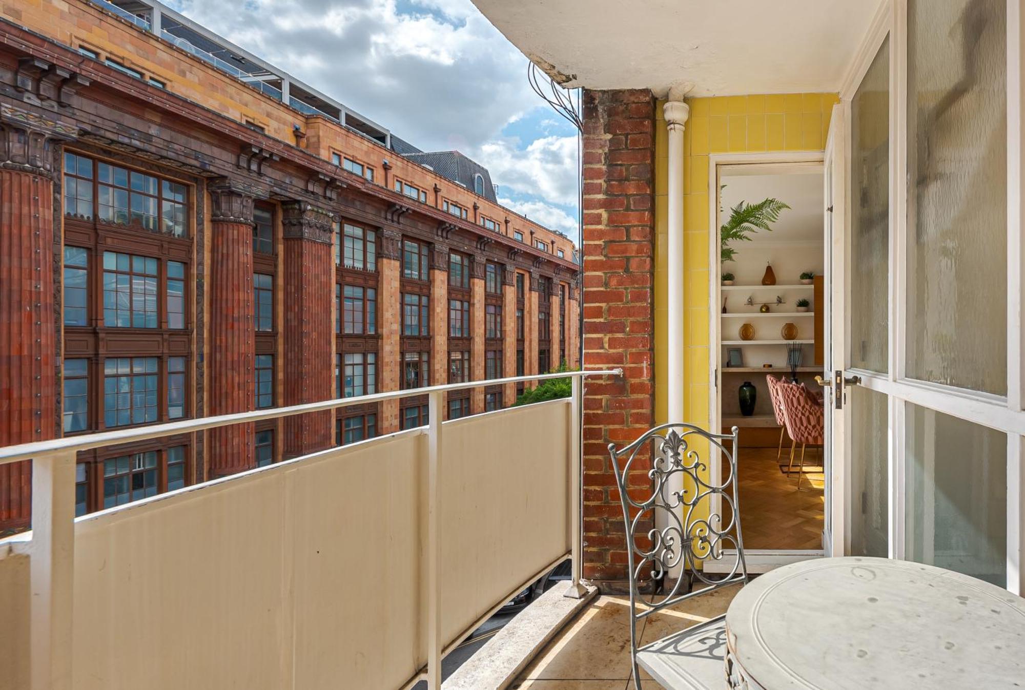 Modern Knightsbridge Apartment With Balcony Overlooking Harrods Prime Location Londen Buitenkant foto