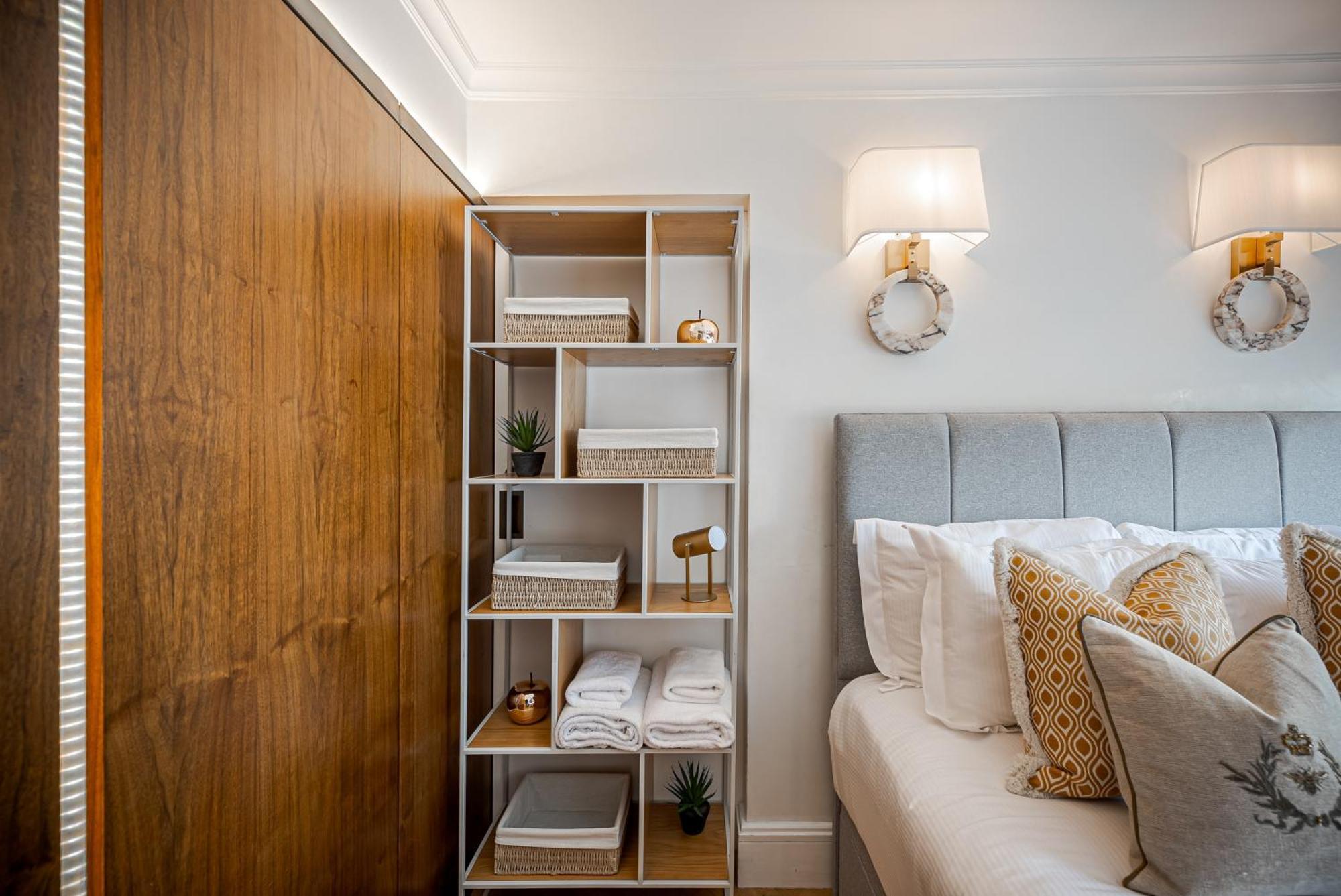 Modern Knightsbridge Apartment With Balcony Overlooking Harrods Prime Location Londen Buitenkant foto