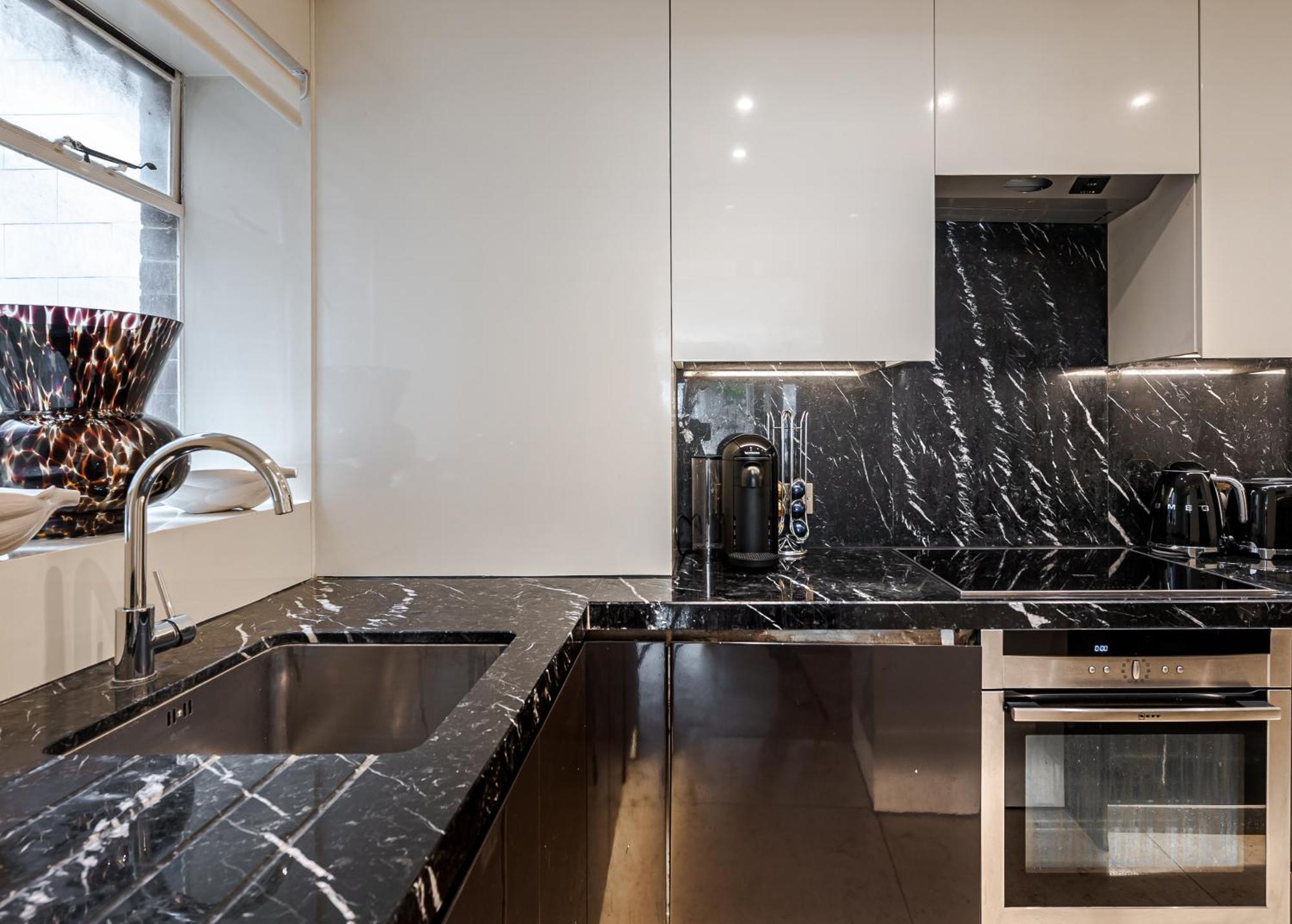 Modern Knightsbridge Apartment With Balcony Overlooking Harrods Prime Location Londen Buitenkant foto