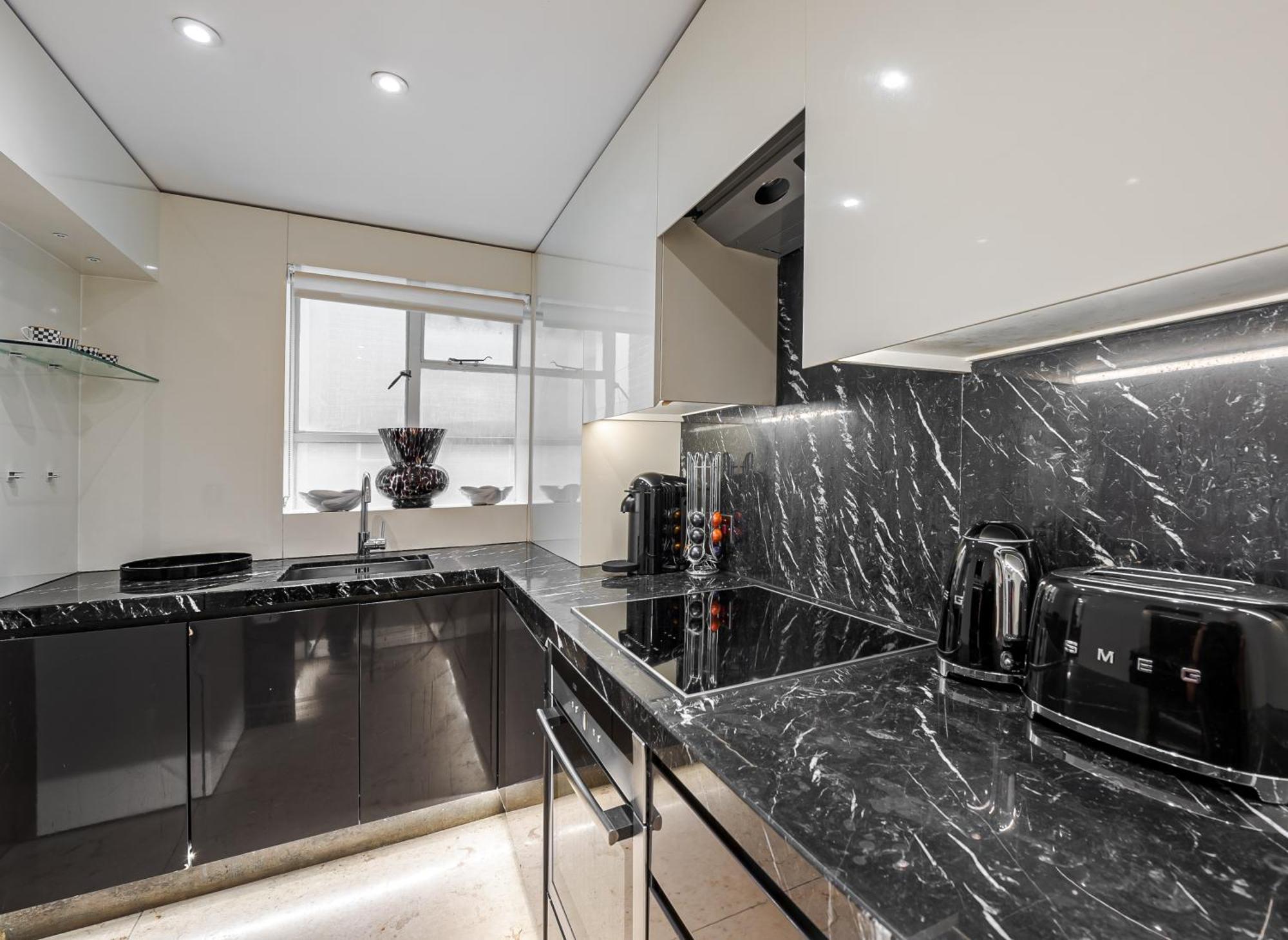 Modern Knightsbridge Apartment With Balcony Overlooking Harrods Prime Location Londen Buitenkant foto