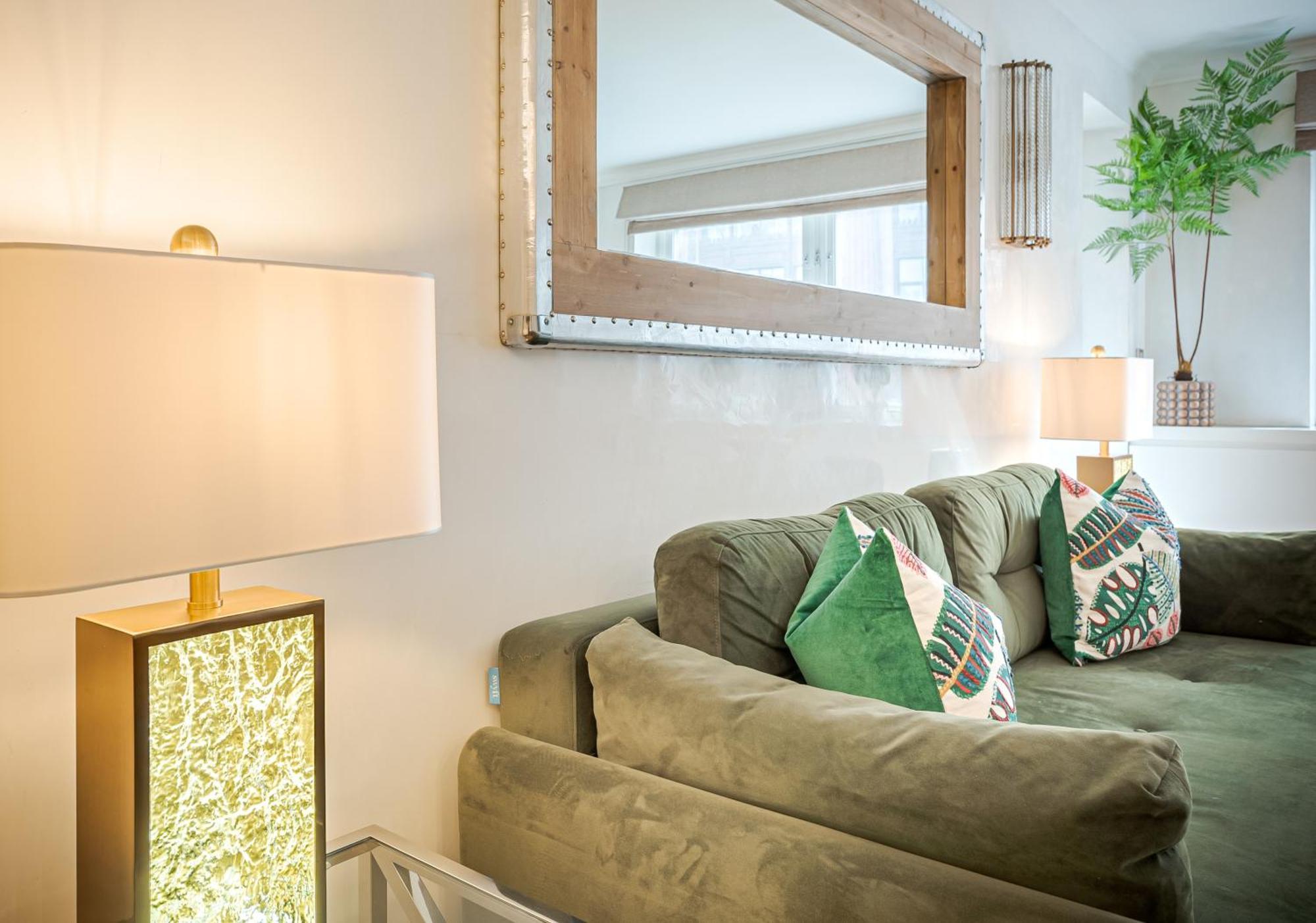 Modern Knightsbridge Apartment With Balcony Overlooking Harrods Prime Location Londen Buitenkant foto